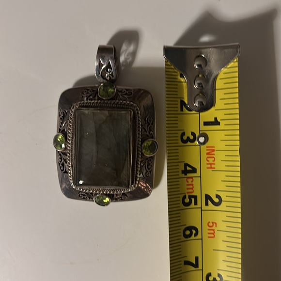 Elegant Silver and Green Gemstone Necklace - Picture 5 of 6